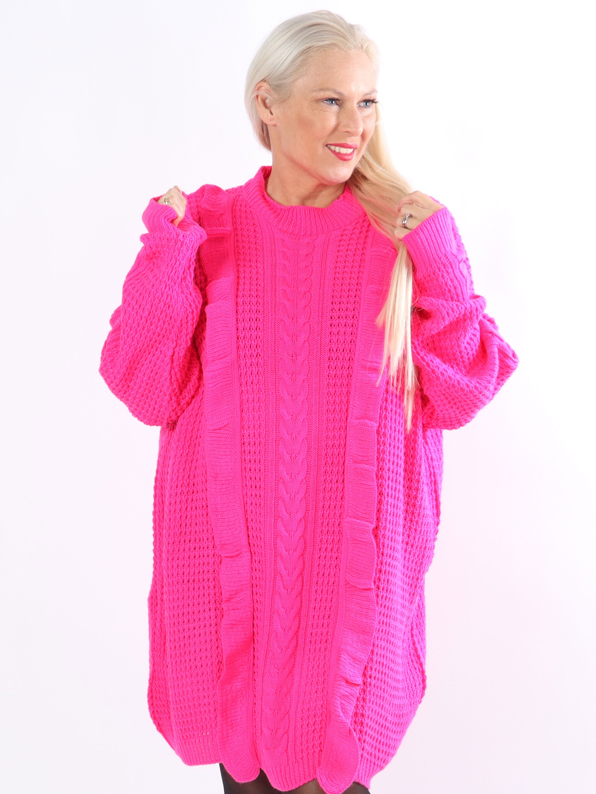 Lalisa - Strikkjole i plus size med kabelstrik og flæser